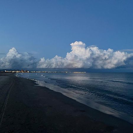 Stylish Well-Connected Beachfront Flat Valenza Esterno foto