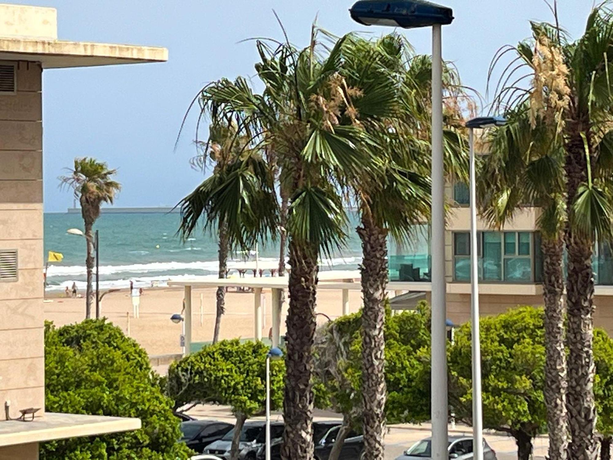 Stylish Well-Connected Beachfront Flat Valenza Esterno foto