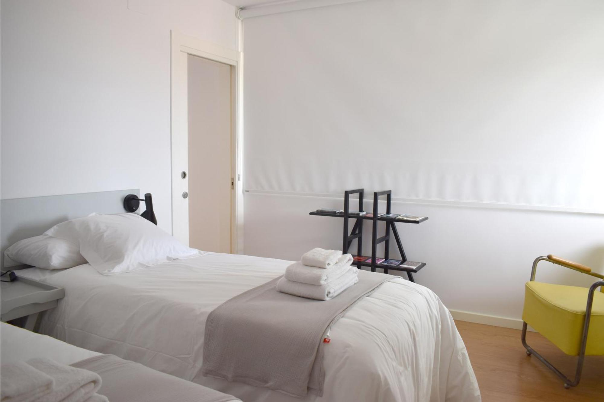 Stylish Well-Connected Beachfront Flat Valenza Esterno foto