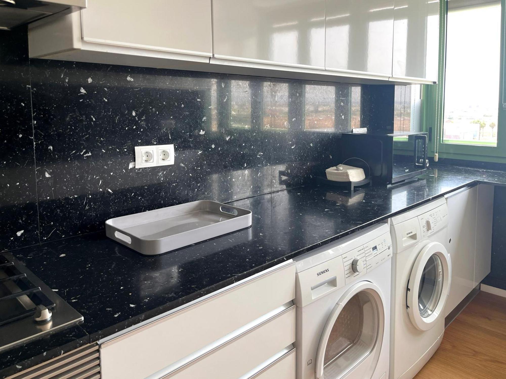Stylish Well-Connected Beachfront Flat Valenza Esterno foto
