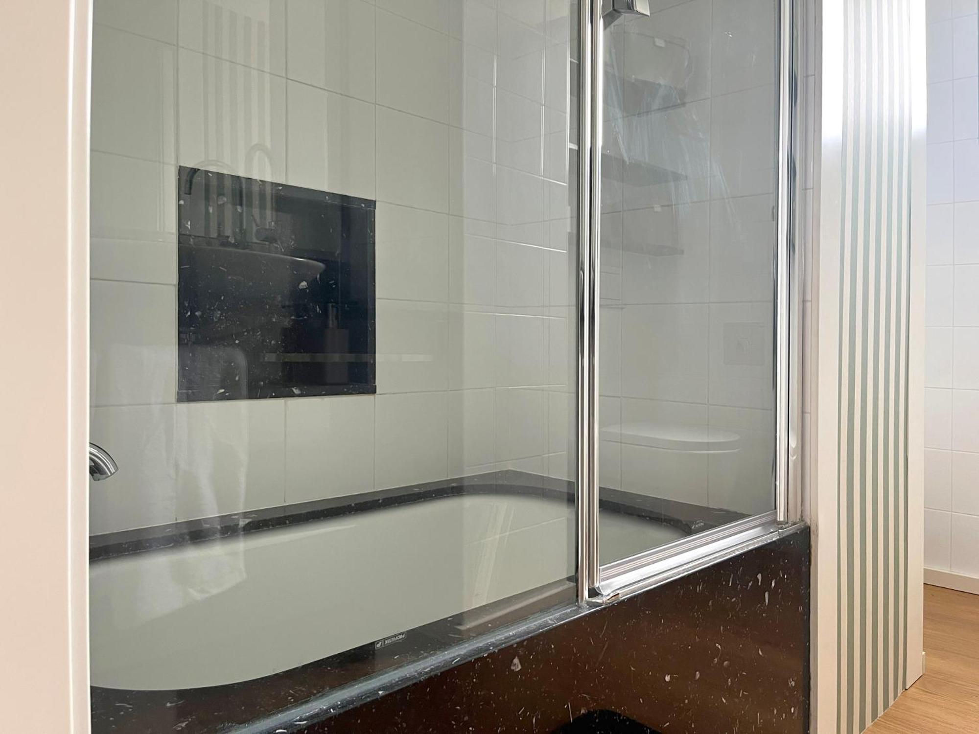 Stylish Well-Connected Beachfront Flat Valenza Esterno foto