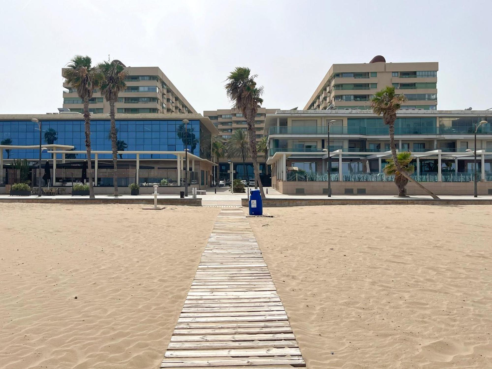 Stylish Well-Connected Beachfront Flat Valenza Esterno foto