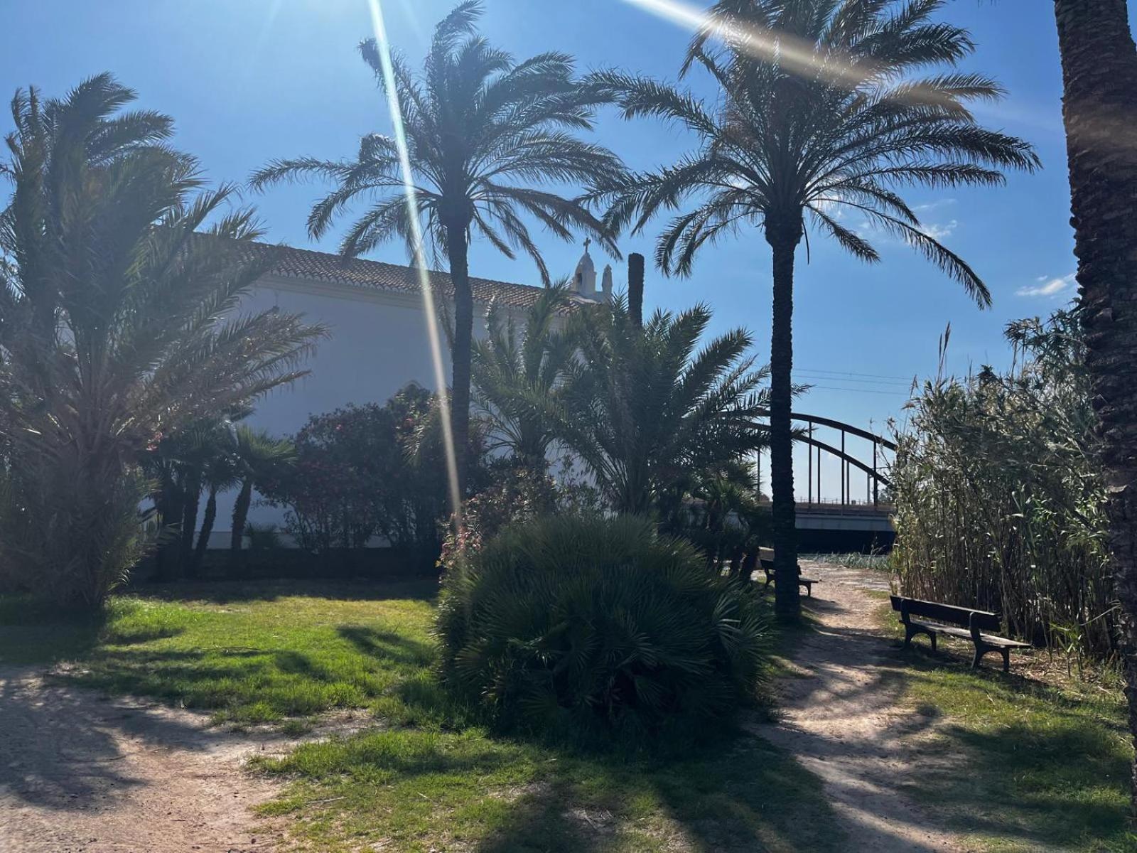 Stylish Well-Connected Beachfront Flat Valenza Esterno foto