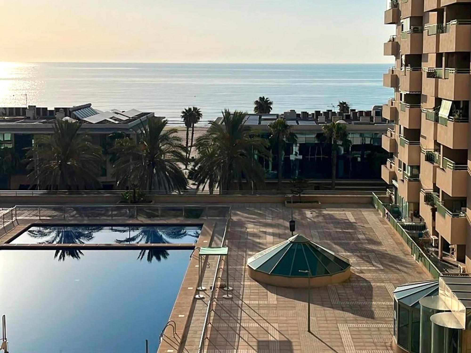 Stylish Well-Connected Beachfront Flat Valenza Esterno foto