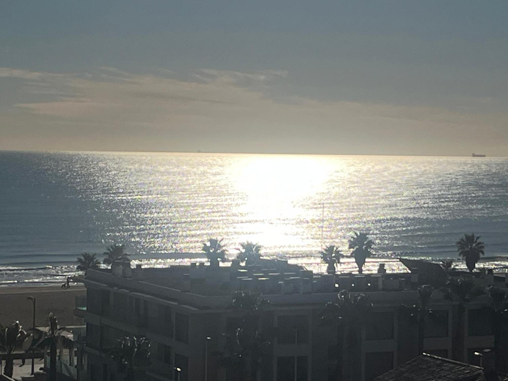 Stylish Well-Connected Beachfront Flat Valenza Esterno foto